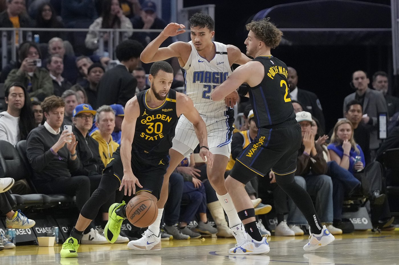 Wiggins scores 25, Curry adds 24 as Warriors battle back to beat Magic 104-99 | iNFOnews.ca