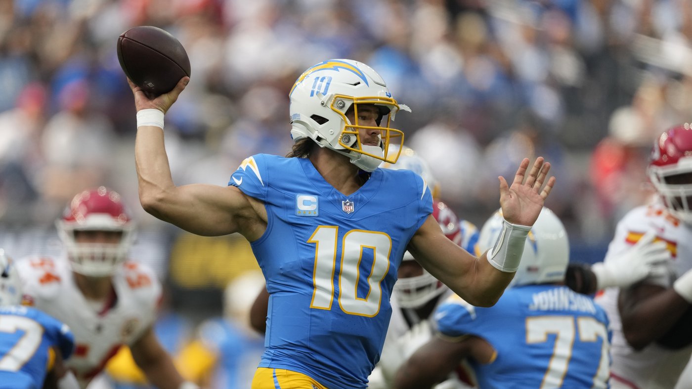 With two backup tackles and a sprained ankle, Justin Herbert perseveres in the Chargers' narrow loss | iNFOnews.ca
