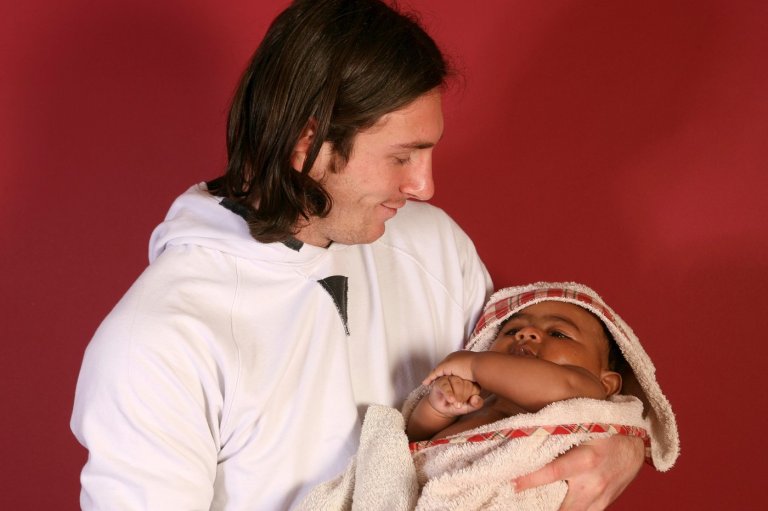 Topps to release a trading card of the photo of a young Messi holding infant Lamine Yamal | iNFOnews.ca