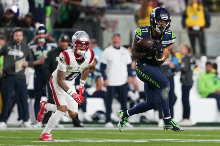 Seattle Seahawks star wide receiver Jaxon Smith-Njigba leaves Super Bowl, evaluated for concussion | iNFOnews.ca