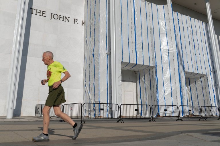 Fencing goes up around the main Kennedy Center building after Trump-aligned board votes to close it | iNFOnews.ca