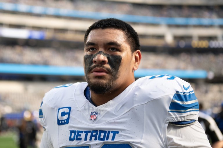 Penei Sewell of the Lions is voted as the top tackle in the NFL by an AP panel | iNFOnews.ca