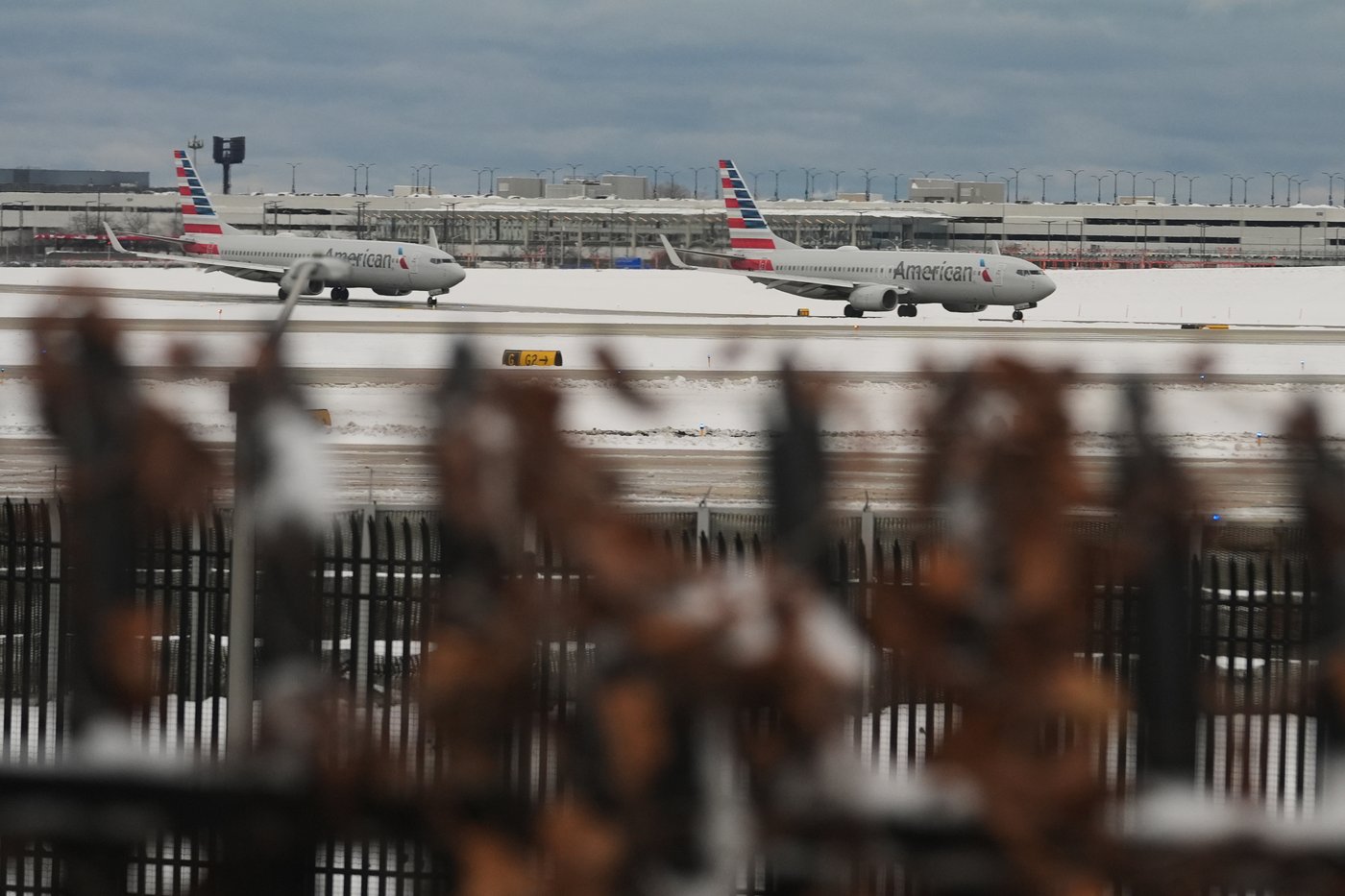 Post-Thanksgiving travelers in Chicago see flights canceled and delayed after winter storm | iNFOnews.ca