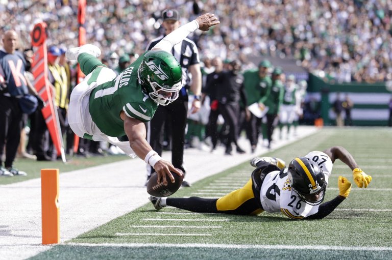 From doubts to dazzling: Justin Fields' impressive Jets debut a bright spot in season-opening loss | iNFOnews.ca