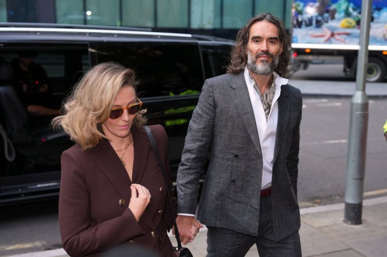 Russell Brand arrives at a London court for his trial on rape and sexual assault charges | iNFOnews.ca