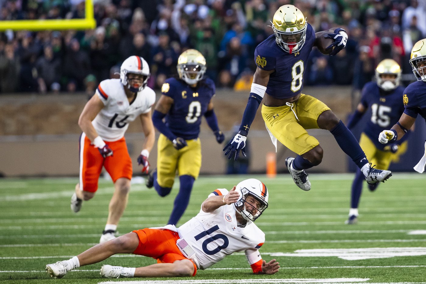 Leonard passes for 3 TDs and No. 8 Notre Dame forces 5 turnovers in a 35-14 win over Virginia | iNFOnews.ca