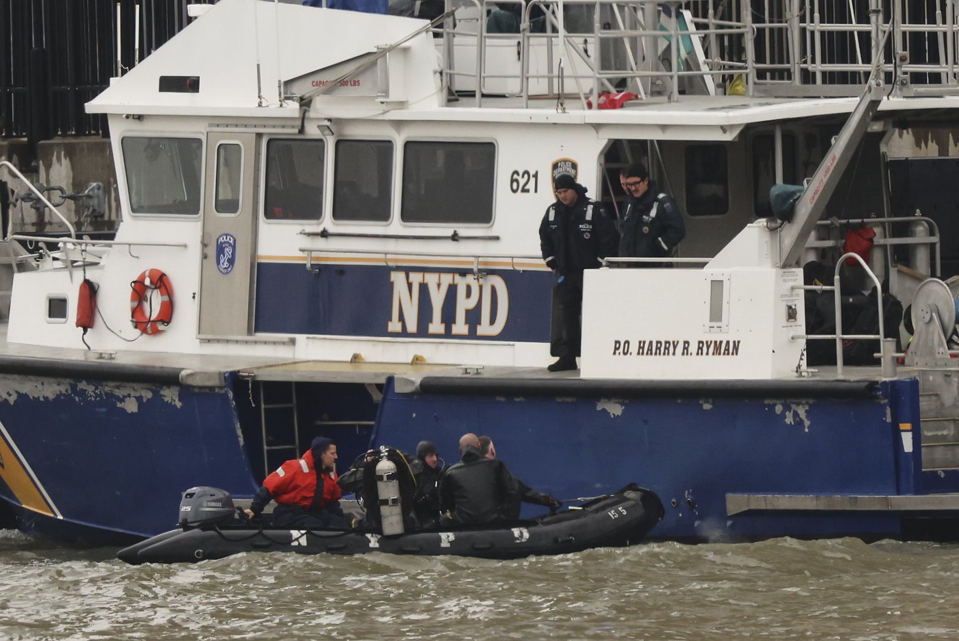 Divers search for parts after NYC helicopter crash killed a family of five and the pilot, a Navy vet | iNFOnews.ca Divers search for parts after NYC helicopter crash killed a family of five and the pilot, a Navy vet | iNFOnews.ca