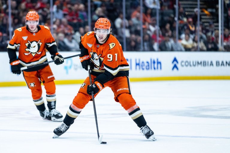 Leo Carlsson, rookie Beckett Sennecke lead first-place Ducks' 7-1 rout of road-weary Blackhawks | iNFOnews.ca