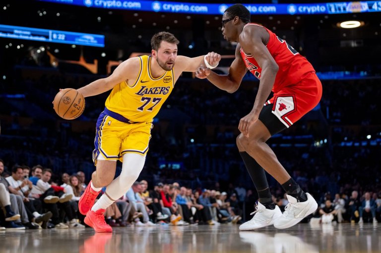 Luka Doncic scores 51, LeBron James returns from injuries to lead Lakers past Bulls 142-130 | iNFOnews.ca