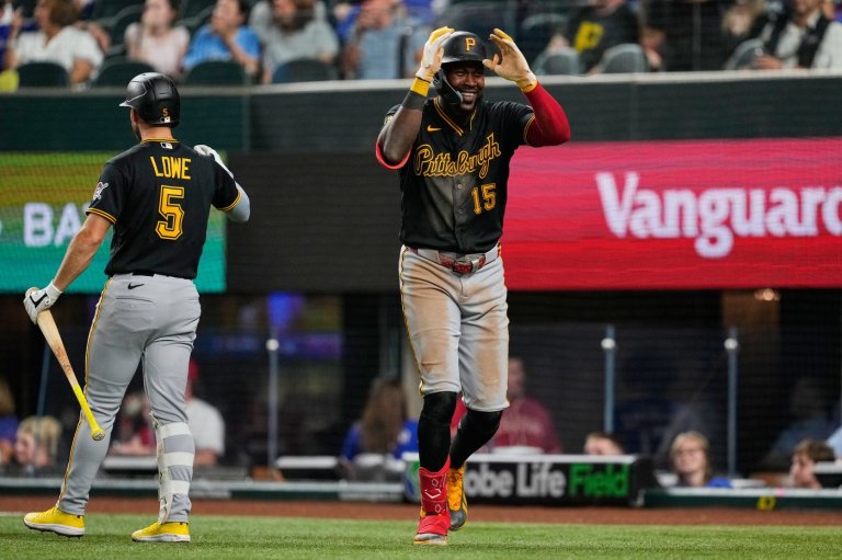 Cruz missile strikes top of rightr-field foul pole at 116.9 mph, hardest hit ball this season | iNFOnews.ca