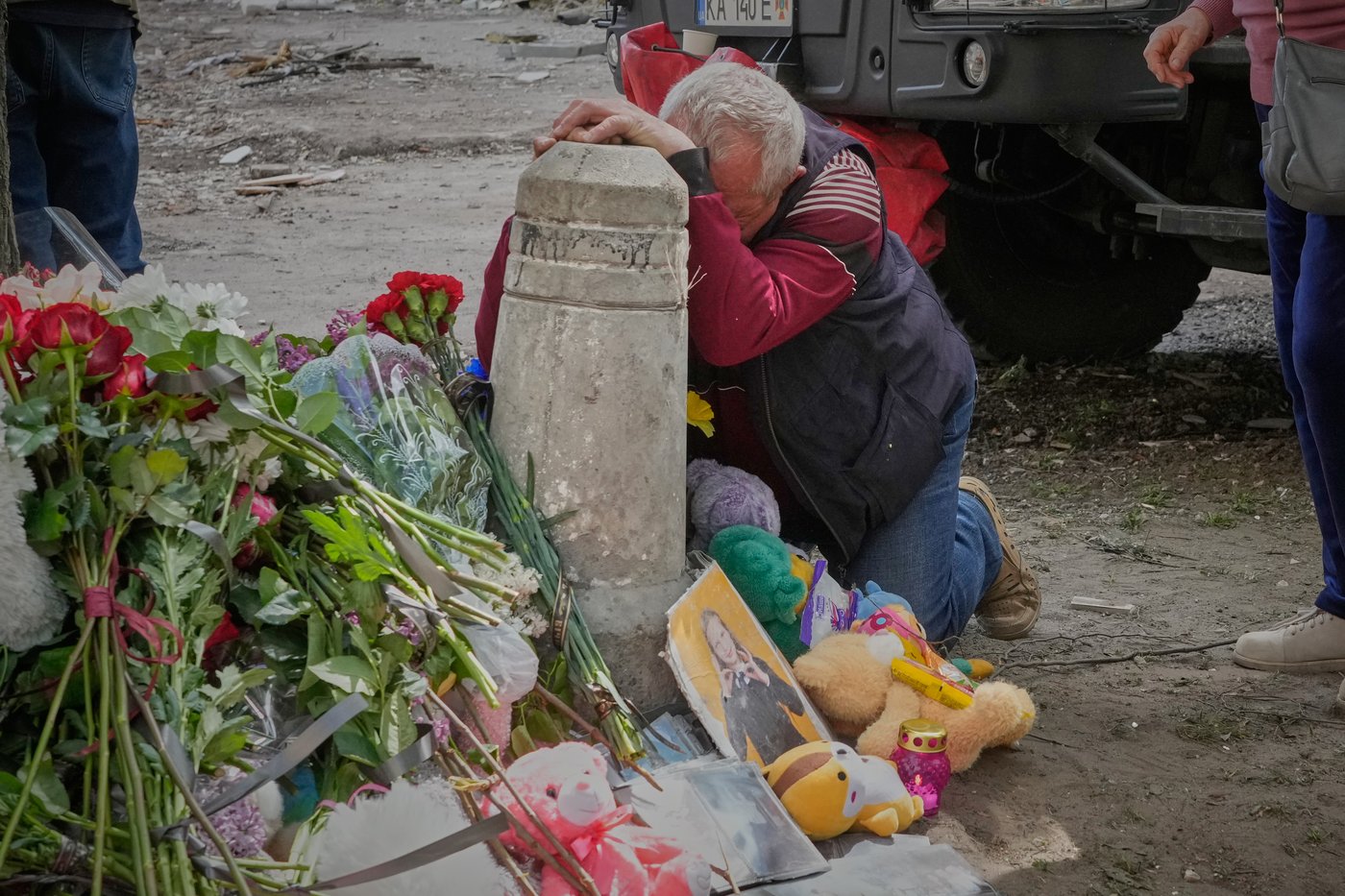 Photos of the aftermath of a Russian missile attack on a Kyiv apartment building | iNwheels