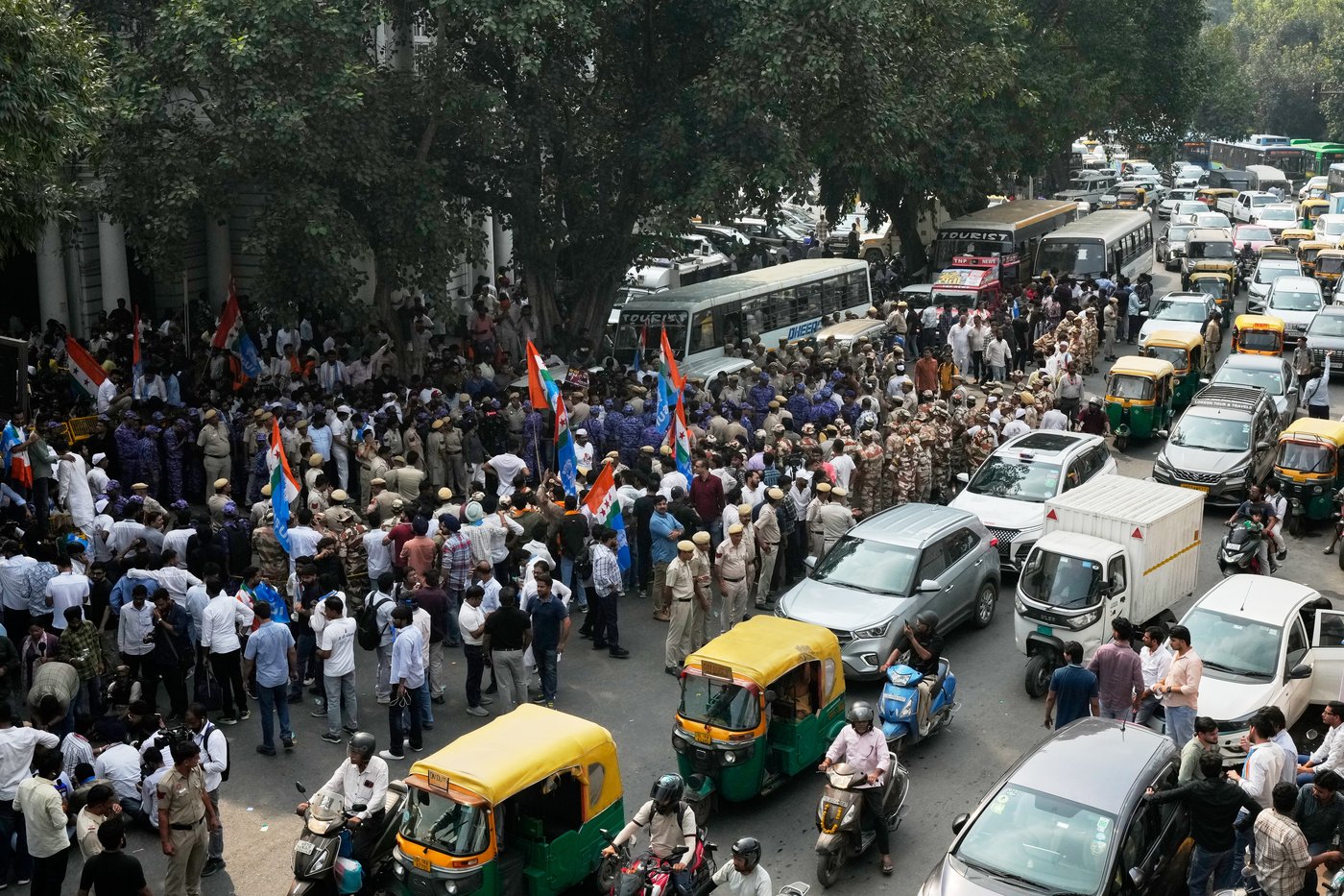 Thousands protest in India's Bengaluru as 'Cockroach' movement demands election chief resign | iNFOnews.ca