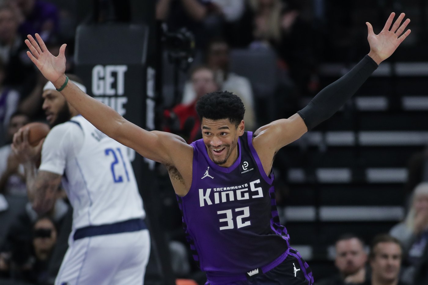 Brandon Williams hits a late 3-pointer, gives Mavericks 100-98 win over Kings | iNFOnews.ca