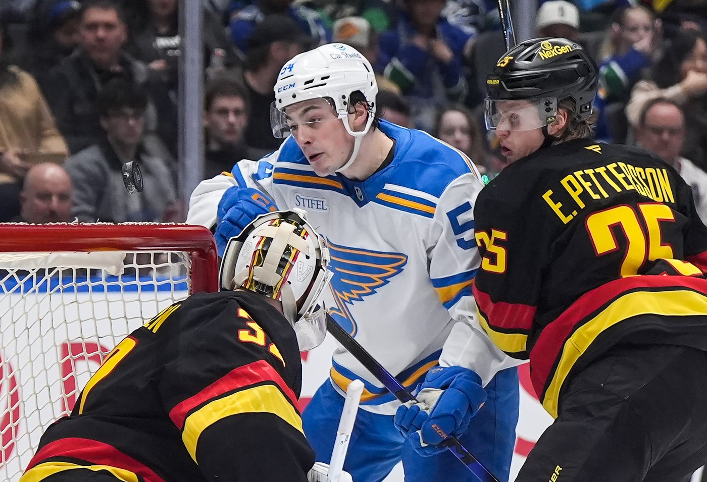 Blues keep playoff hopes alive by beating struggling Canucks 3-1 | iNFOnews.ca