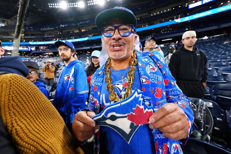 Toronto Blue Jays fans hoping to see 2-game lead in World Series | iNFOnews.ca Toronto Blue Jays fans hoping to see 2-game lead in World Series | iNFOnews.ca
