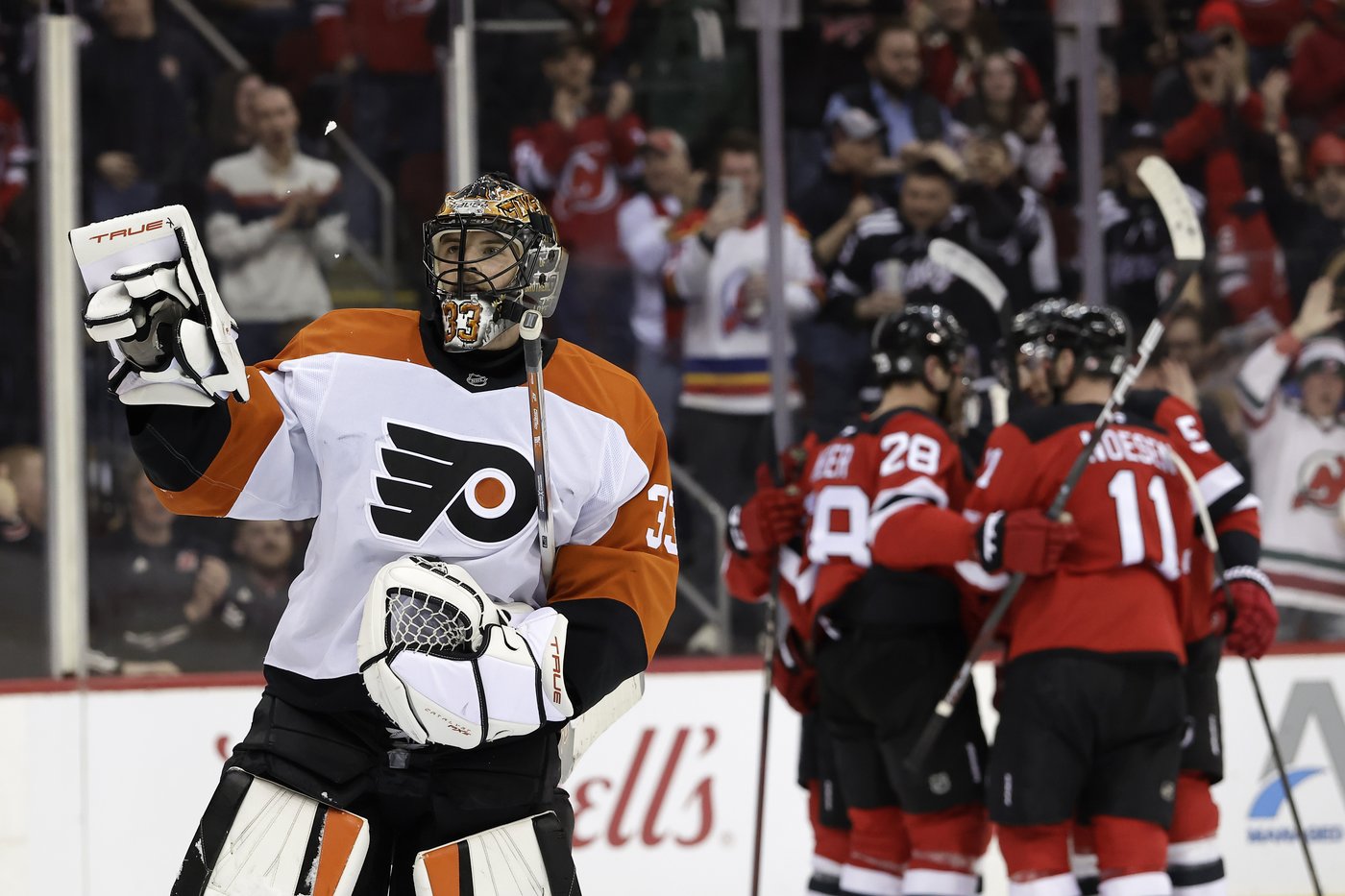 Jake Allen stops 24 as Devils rout Flyers 5-0 | iNFOnews.ca