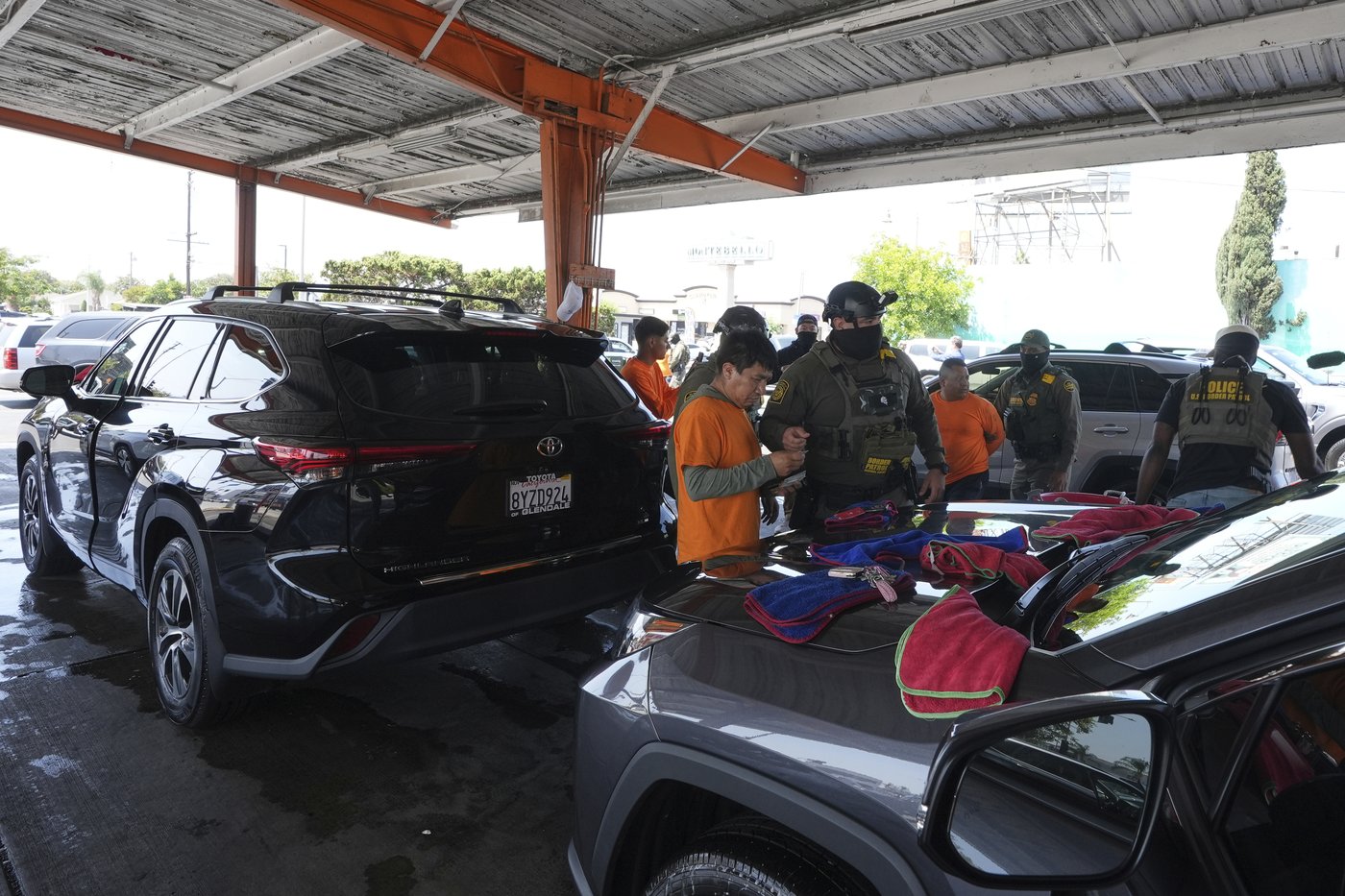 Man struck and killed on freeway after fleeing immigration agents, California official says | iNFOnews.ca Man struck and killed on freeway after fleeing immigration agents, California official says | iNFOnews.ca