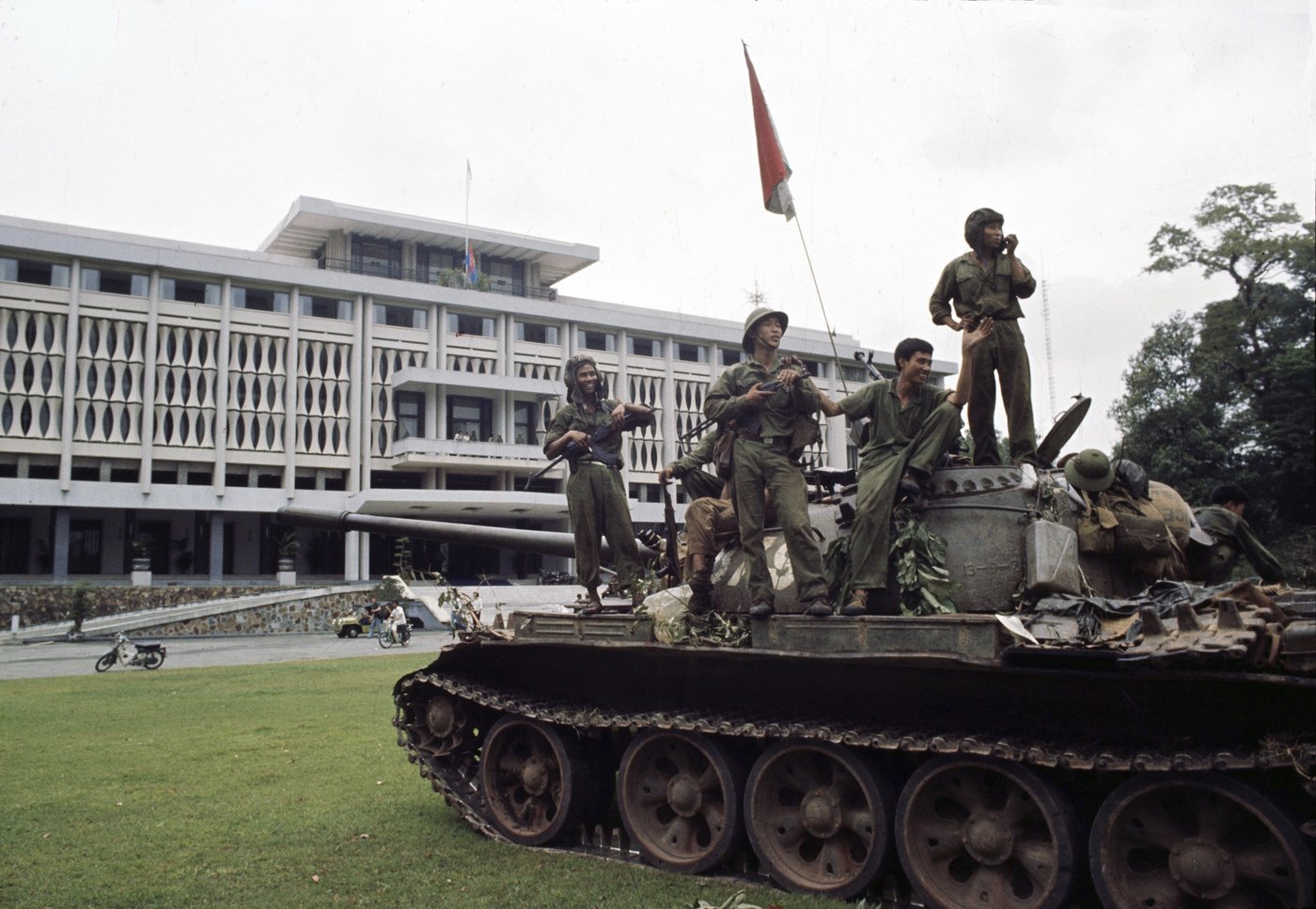 As communist troops streamed into Saigon, a few remaining reporters kept photos and stories flowing | iNFOnews.ca As communist troops streamed into Saigon, a few remaining reporters kept photos and stories flowing | iNFOnews.ca