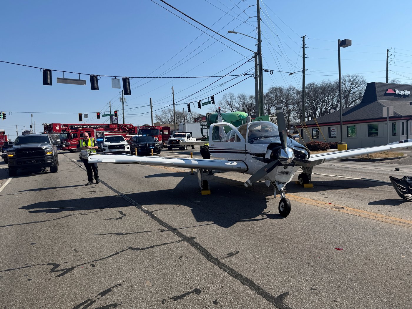 Small plane makes an emergency landing on a busy Georgia road and strikes 3 vehicles | iNFOnews.ca