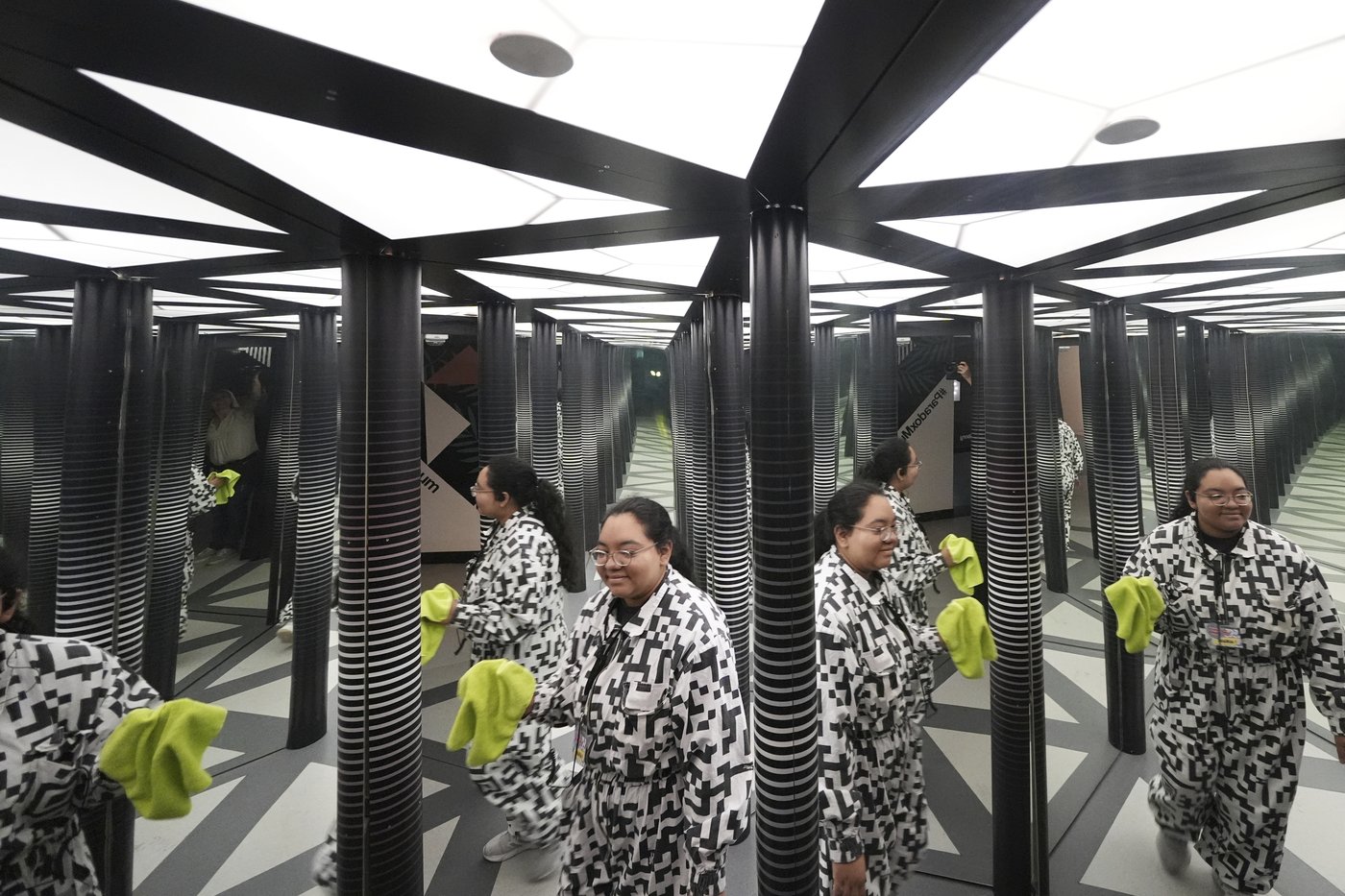 Paradox Museum Miami takes guests through a 21st century funhouse of mind-boggling illusions | iNFOnews.ca Paradox Museum Miami takes guests through a 21st century funhouse of mind-boggling illusions | iNFOnews.ca