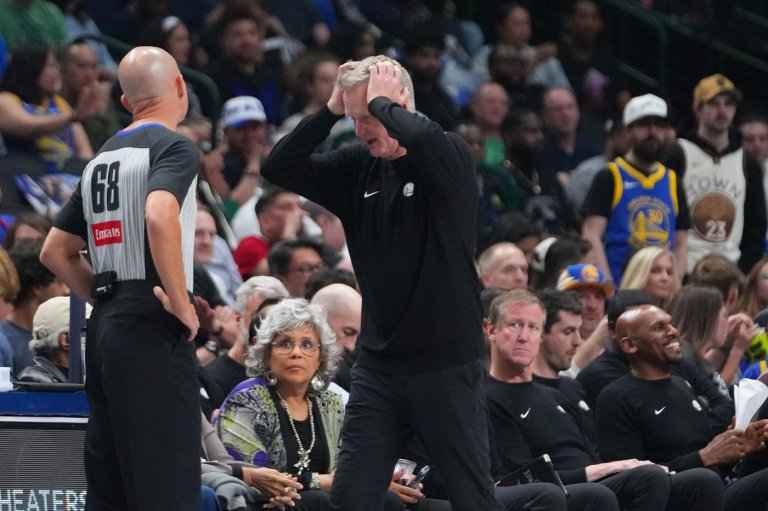 Moses Moody of the Warriors is carted off after apparent knee injury late in OT against Mavs | iNFOnews.ca