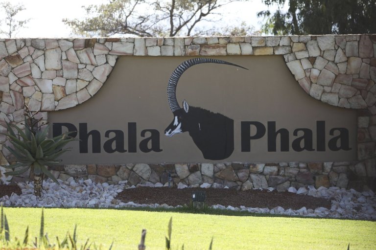 Trial begins for 3 accused of stealing $580,000 hidden in couch at South Africa president's farm | iNFOnews.ca