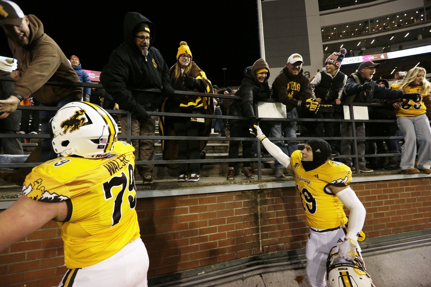 Evan Svoboda throws late TD pass to John Michael Gyllenborg as Wyoming beats Washington State 15-14 | iNFOnews.ca