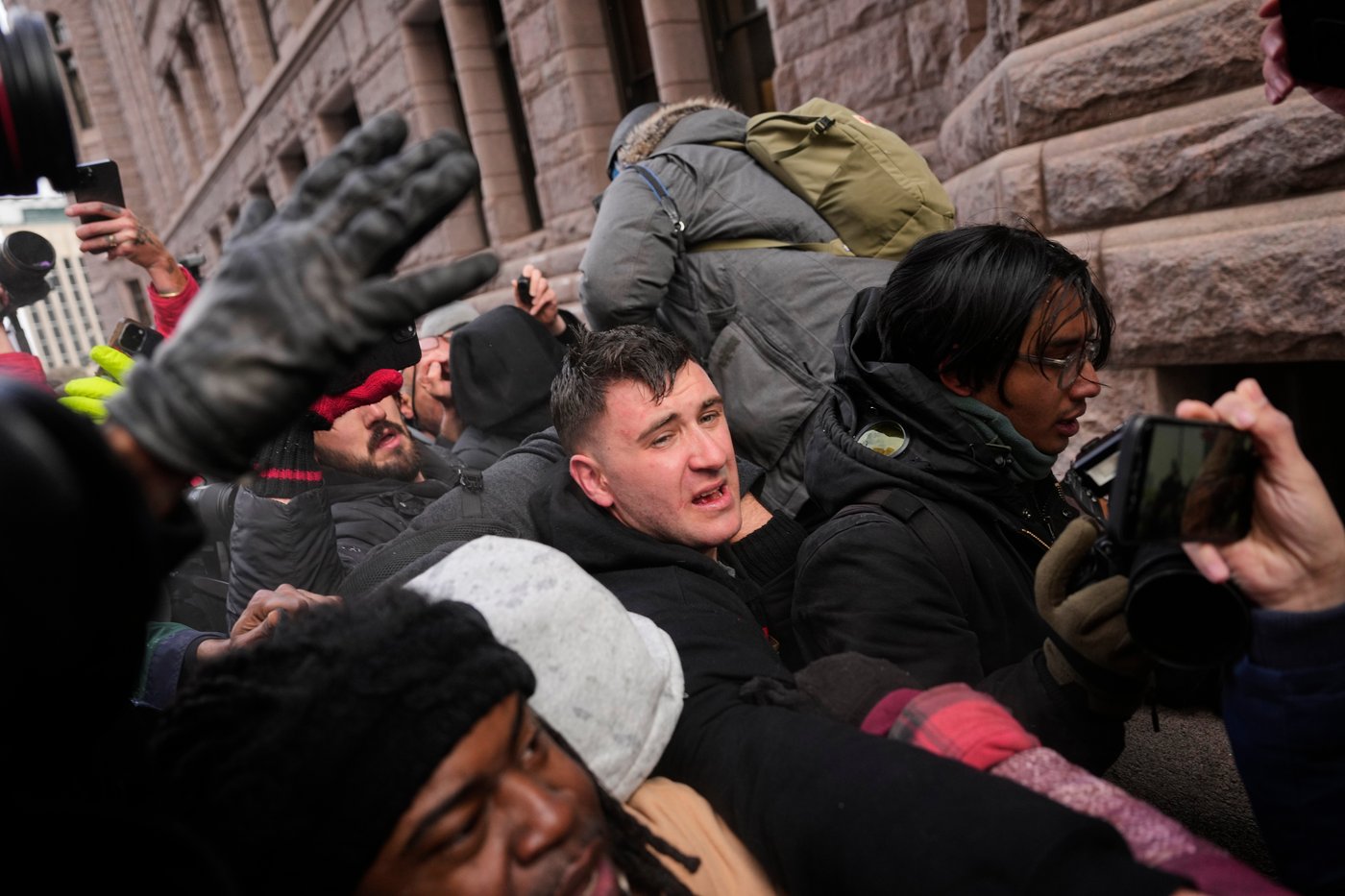 Photos show anti-ICE crowd chase off pro-ICE demonstrators from Minneapolis streets | iNFOnews.ca