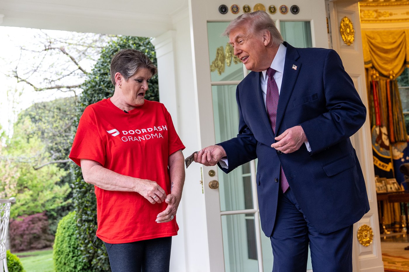 Trump tips DoorDash driver $100 for delivering McDonald's to Oval Office | iNFOnews.ca Trump tips DoorDash driver $100 for delivering McDonald's to Oval Office | iNFOnews.ca