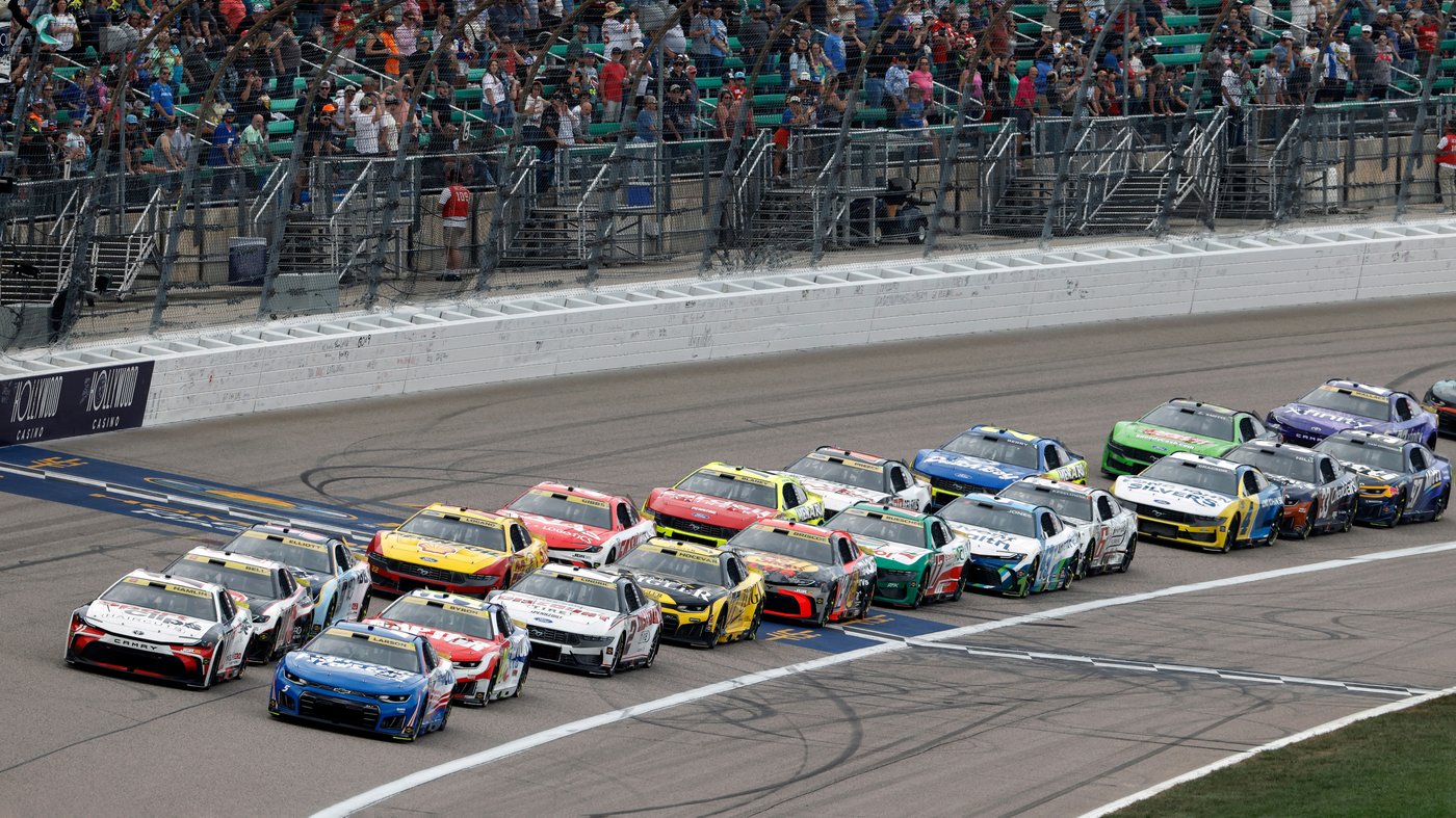 Kyle Larson passes Chase Briscoe with 7 laps left to win for the fourth time at Kansas Speedway | iNFOnews.ca Kyle Larson passes Chase Briscoe with 7 laps left to win for the fourth time at Kansas Speedway | iNFOnews.ca