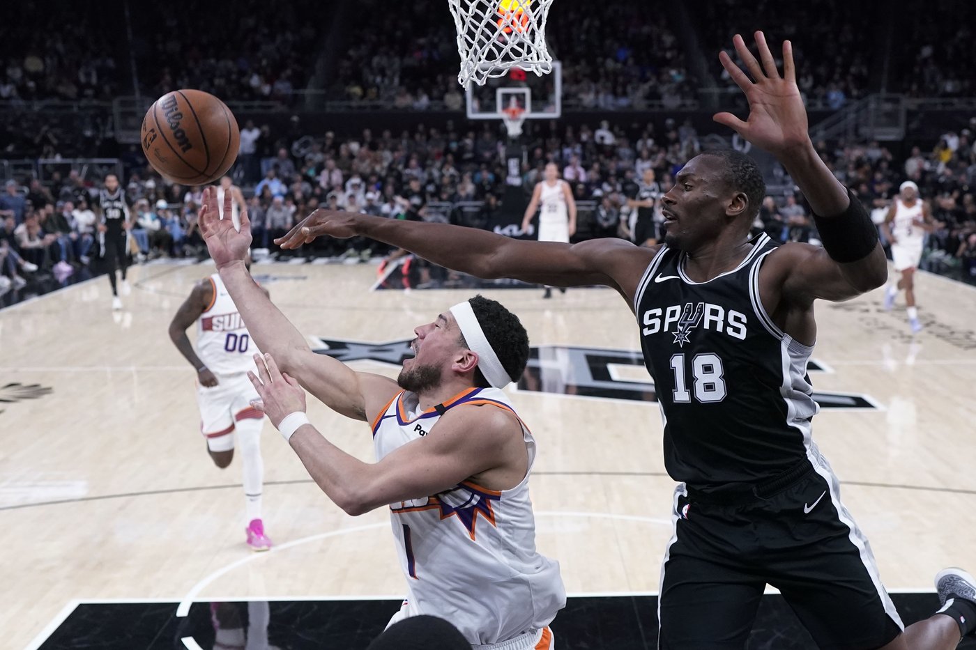 Spurs beat the Suns 120-109 hours after losing star Wembanyama due to a blood clot in his shoulder | iNFOnews.ca Spurs beat the Suns 120-109 hours after losing star Wembanyama due to a blood clot in his shoulder | iNFOnews.ca