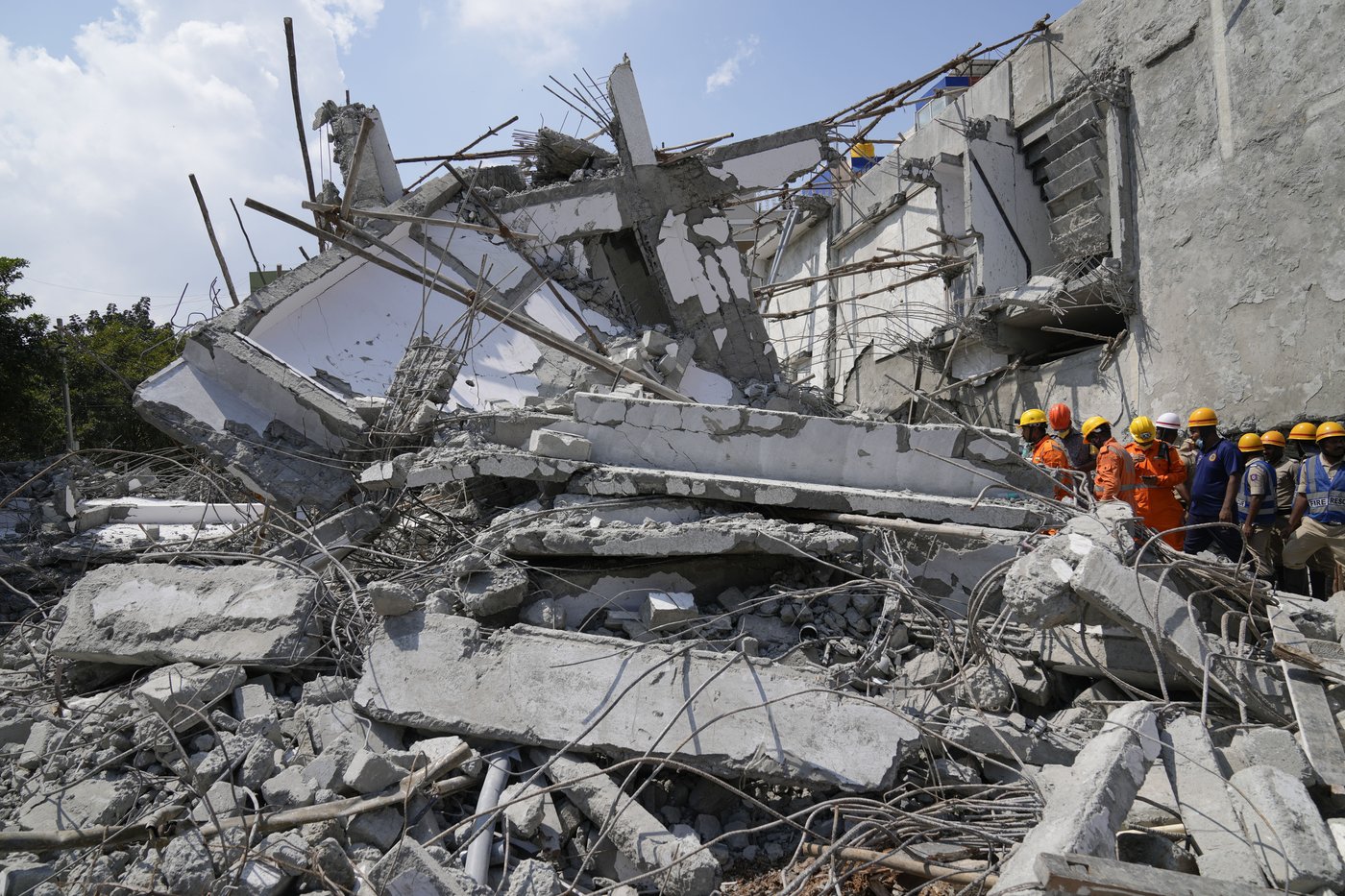 Building collapses during heavy rains in southern India city, killing at least 5 workers | iNFOnews.ca