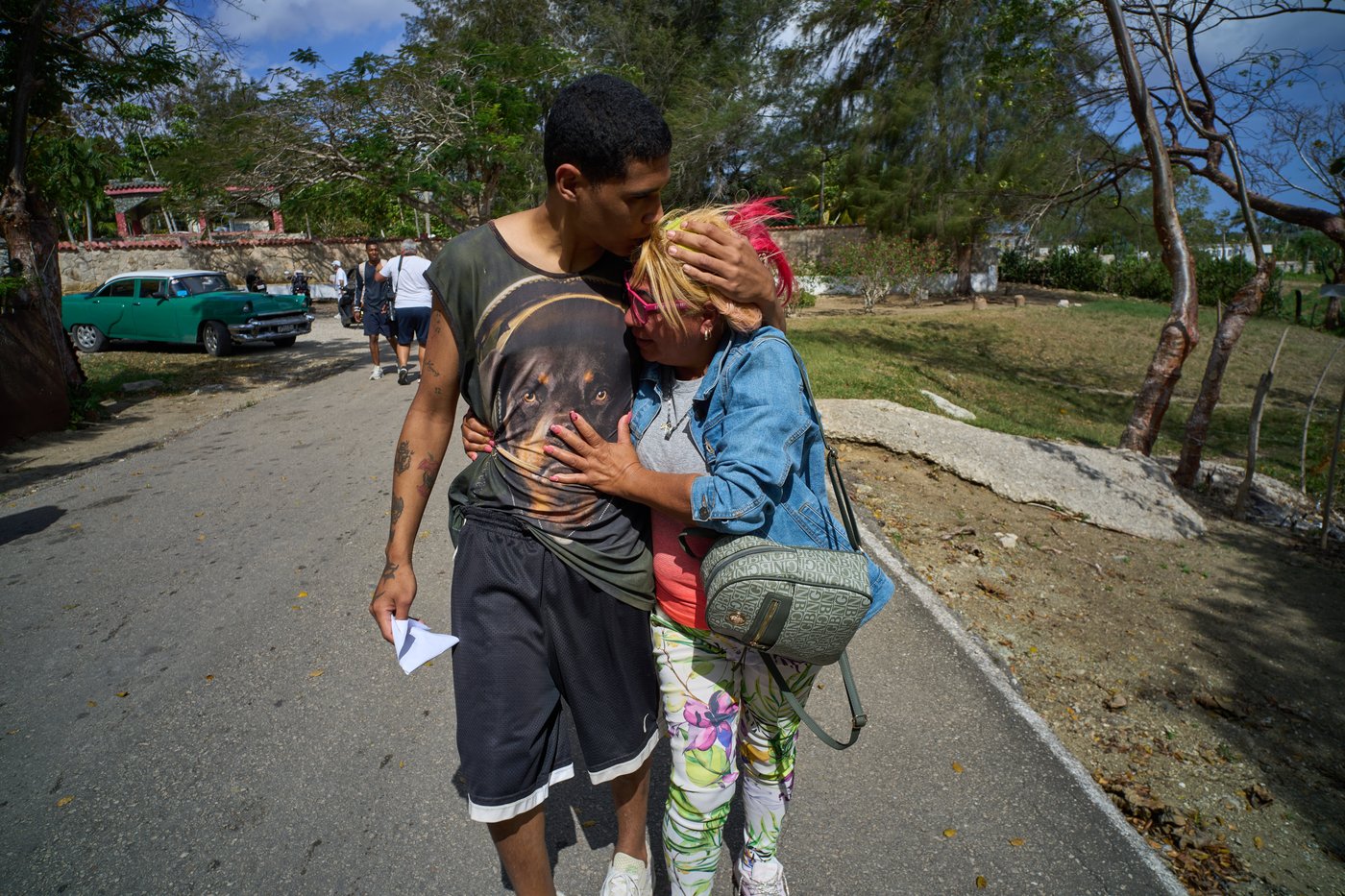 Photos of freed prisoners reuniting with families outside a Cuban prison | iNFOnews.ca