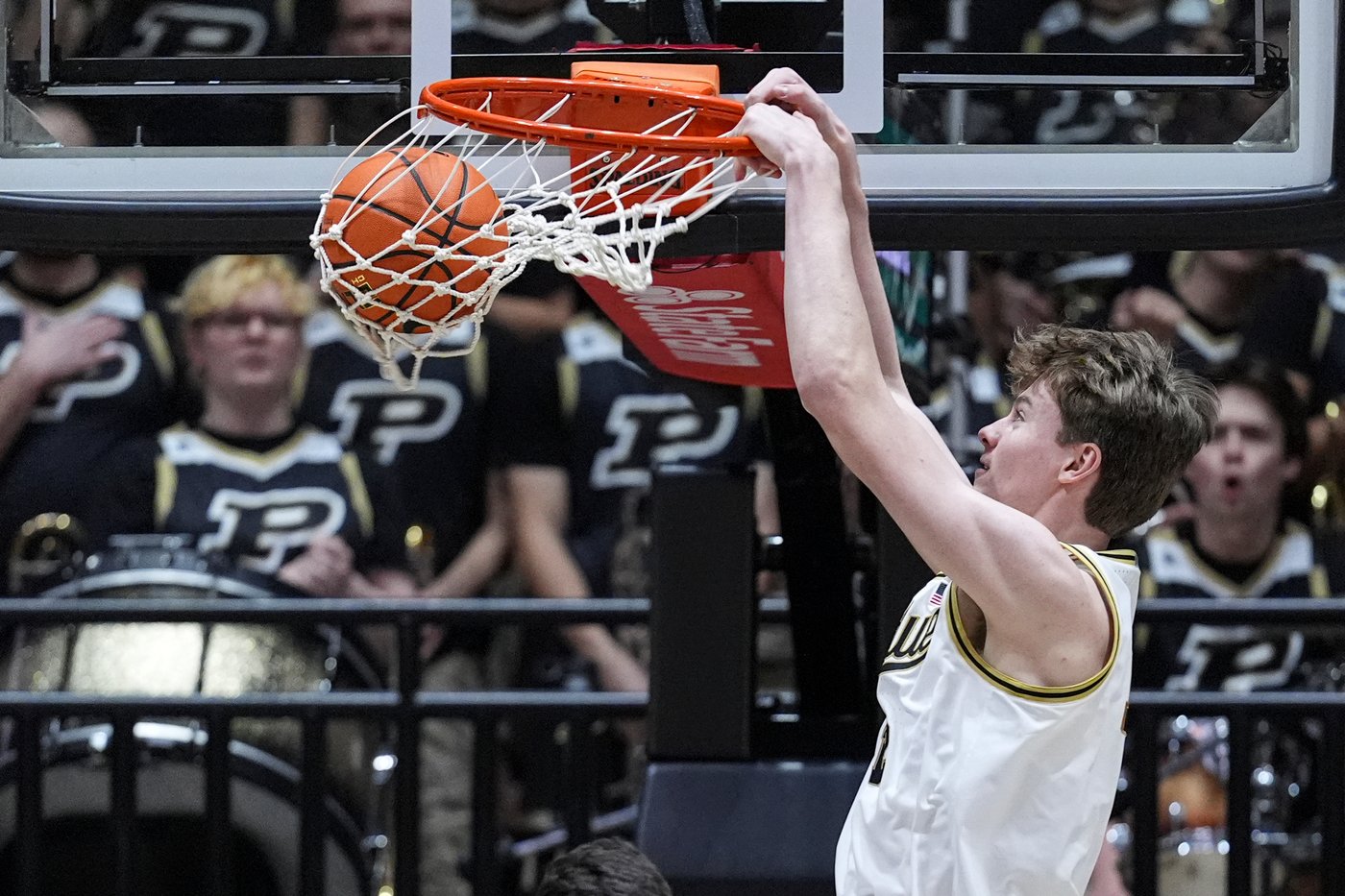 Braden Smith leads 2nd-half charge in No. 5 Purdue's 79-72 comeback victory over Iowa | iNFOnews.ca