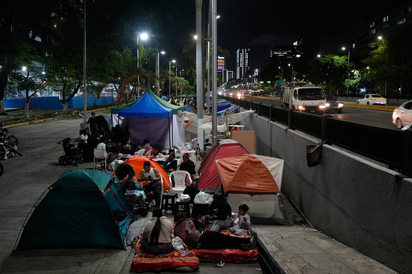 Venezuelans sleep in cars and under trees as they question where they'll live after the earthquakes | iNFOnews.ca Venezuelans sleep in cars and under trees as they question where they'll live after the earthquakes | iNFOnews.ca