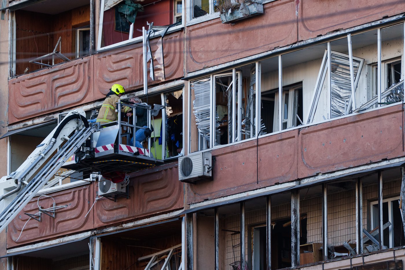 Russia hammers Ukraine for a 3rd straight day, flattening a Kyiv apartment block and killing 9 | iNFOnews.ca