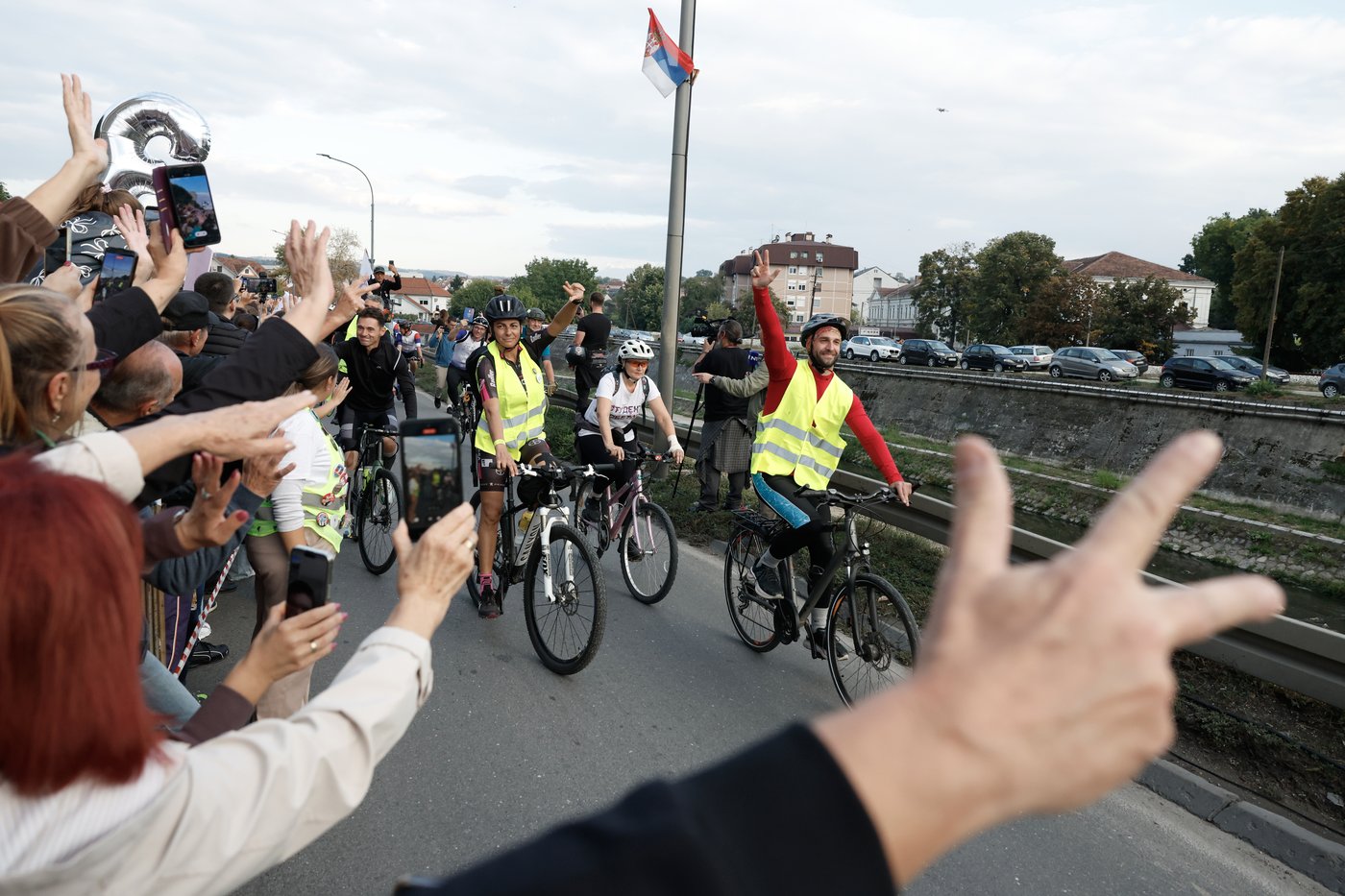 Thousands welcome cycling students in Kragujevac ahead of Serbia’s Oct. 25 election | iNFOnews.ca