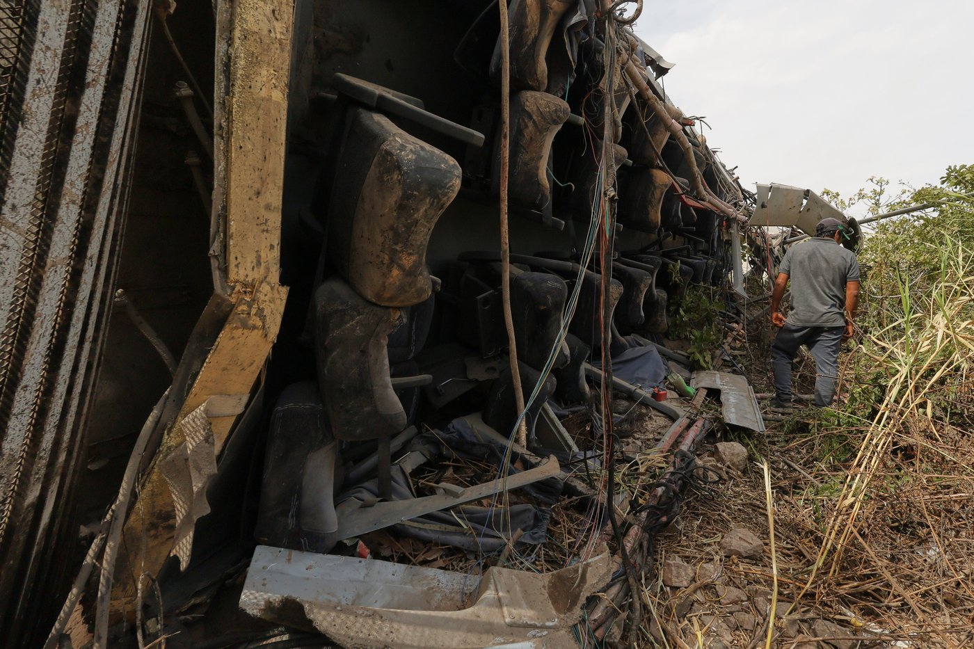 Passenger bus plunges into a ravine in southern Peru killing at least 37 | iNFOnews.ca Passenger bus plunges into a ravine in southern Peru killing at least 37 | iNFOnews.ca