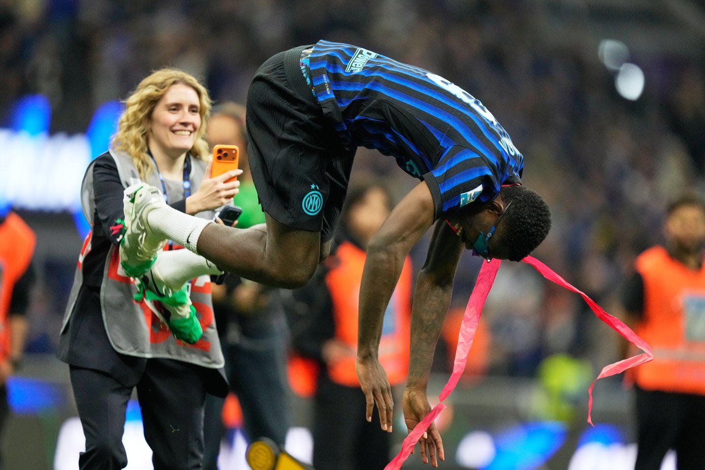 Thuram's goal and Lautaro's assist lead Inter to the Serie A title and a long-awaited San Siro party | iNFOnews.ca Thuram's goal and Lautaro's assist lead Inter to the Serie A title and a long-awaited San Siro party | iNFOnews.ca