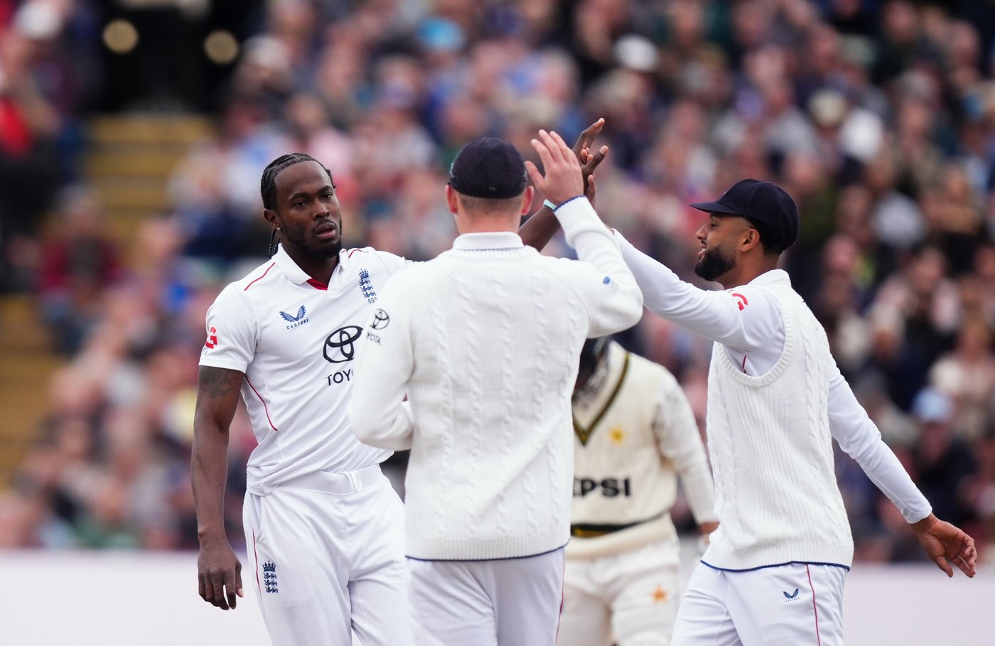 Pakistan hits back after being skittled for 133 in 3rd test vs England | iNFOnews.ca
