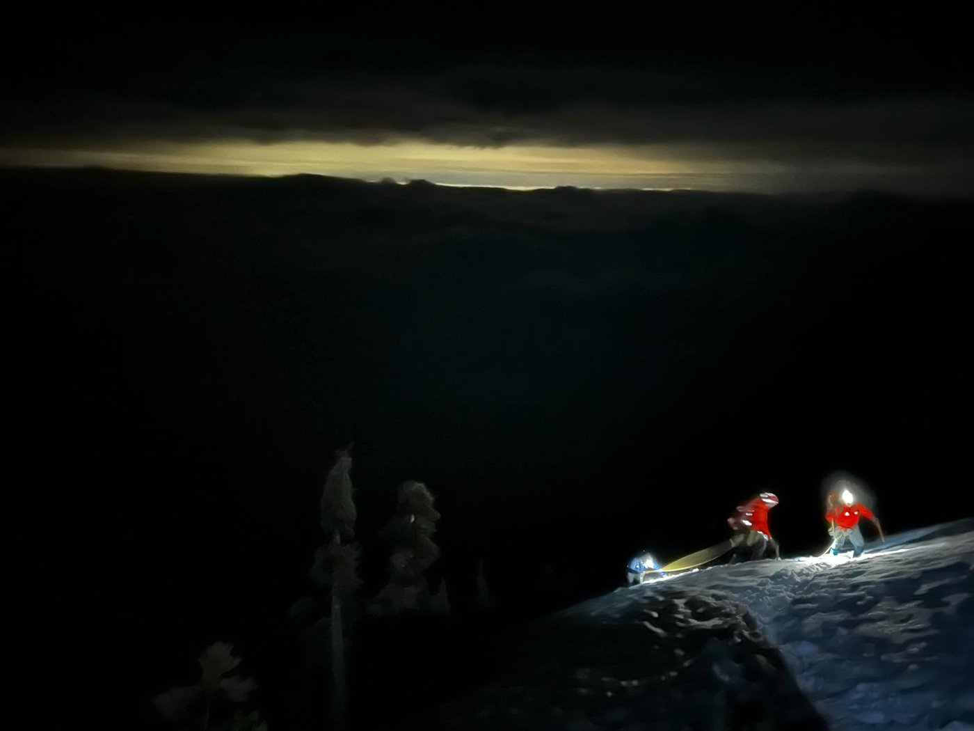 Hikers rescued in mountains above Vancouver amid 'full winter conditions' on trail | iNFOnews.ca Hikers rescued in mountains above Vancouver amid 'full winter conditions' on trail | iNFOnews.ca