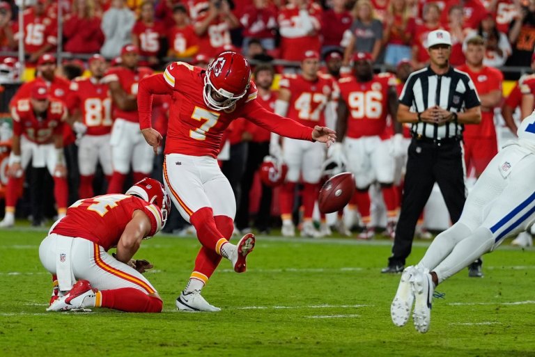 Mahomes and Walker shine, Butker hits winning 40-yarder as Chiefs beat Colts 33-30 in OT | iNFOnews.ca