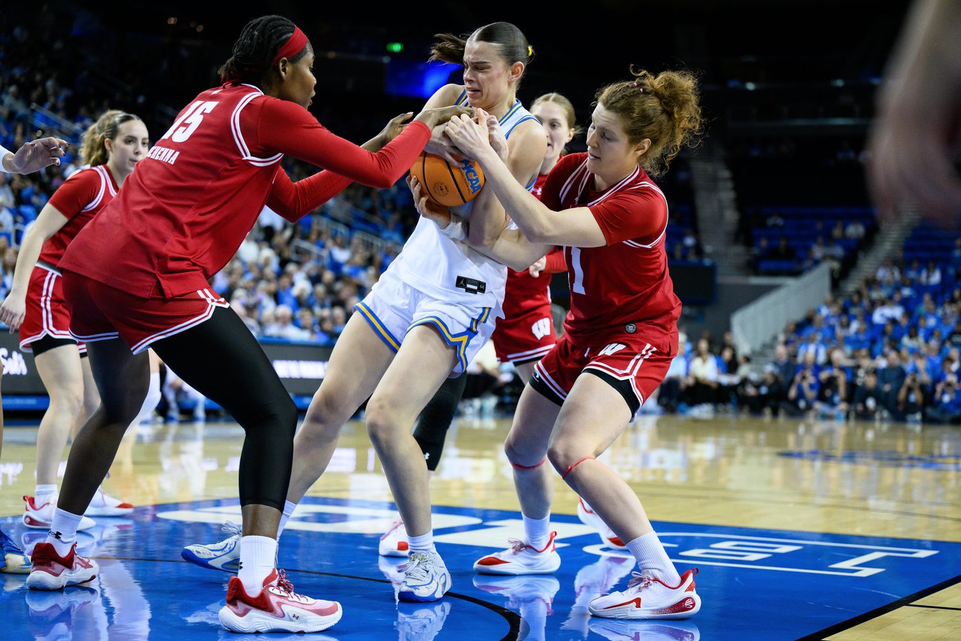 UCLA rolls past Wisconsin 80-60, celebrates first outright Big Ten title with 21st win in a row | iNFOnews.ca