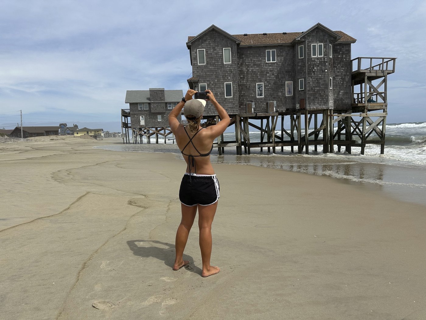 2 more beachfront homes near collapse as Hurricane Erin's waves pound North Carolina's Outer Banks | iNFOnews.ca