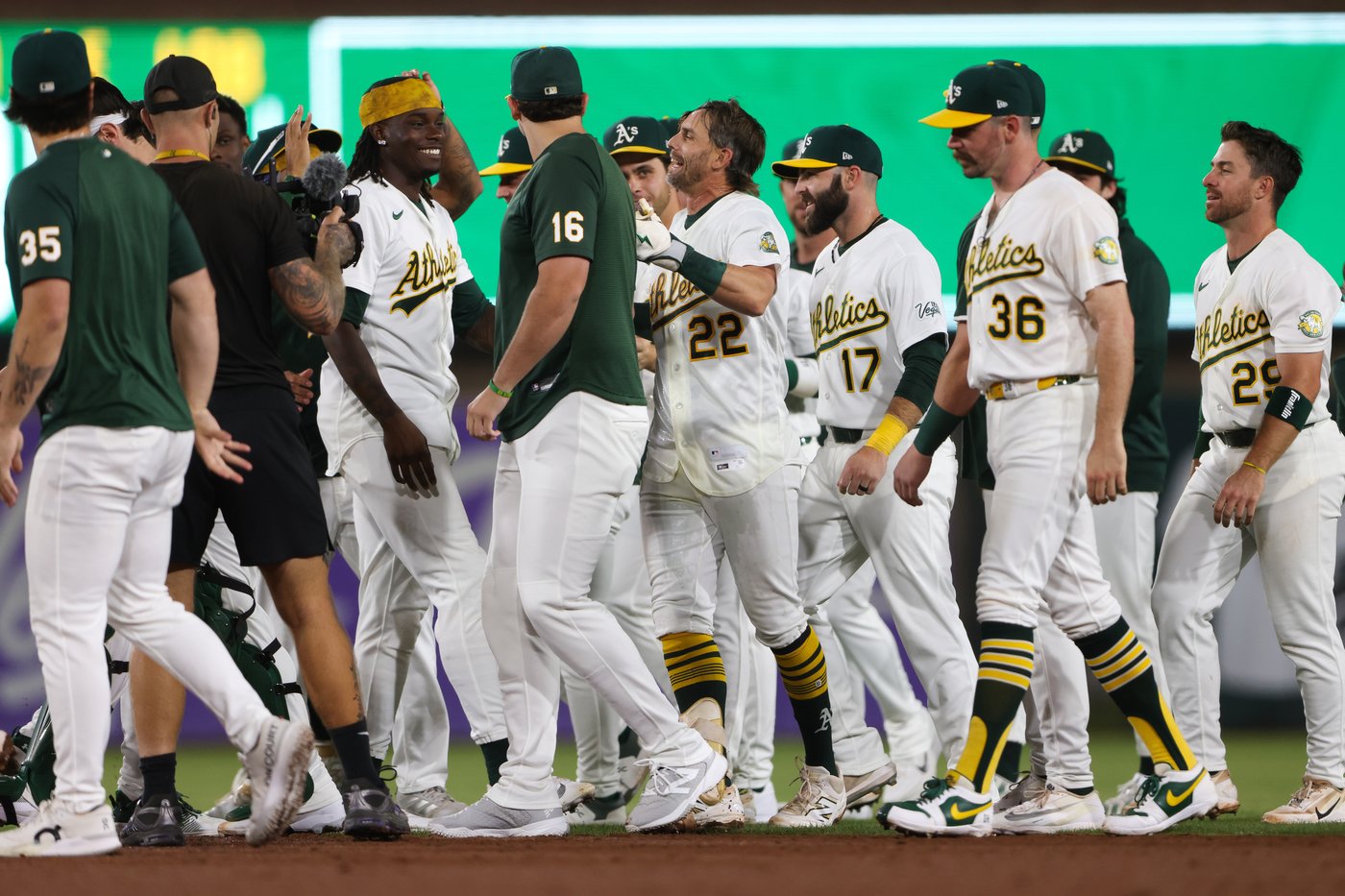 Jeff McNeil legs out winning single in 9th inning, lifts A's to 6-5 victory over Blue Jays | iNFOnews.ca Jeff McNeil legs out winning single in 9th inning, lifts A's to 6-5 victory over Blue Jays | iNFOnews.ca