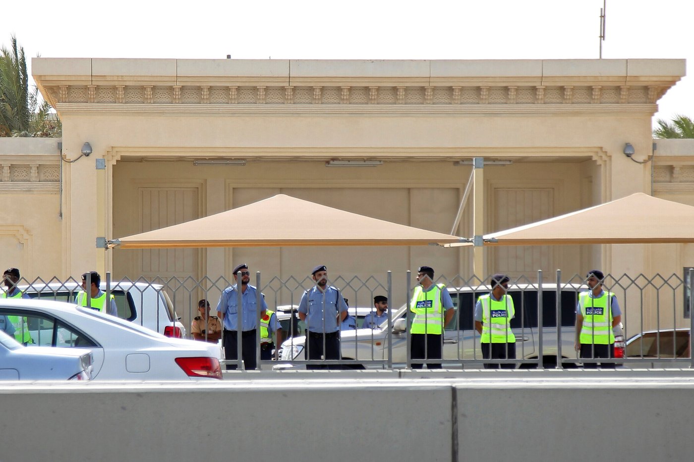 US diplomats and family members slowly begin to return to the Mideast embassies | iNFOnews.ca