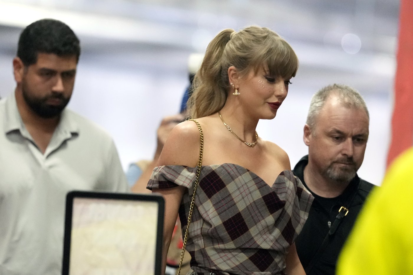Taylor Swift is back to watch Travis Kelce and the Chiefs with Eras Tour soon to resume | iNFOnews.ca Taylor Swift is back to watch Travis Kelce and the Chiefs with Eras Tour soon to resume | iNFOnews.ca