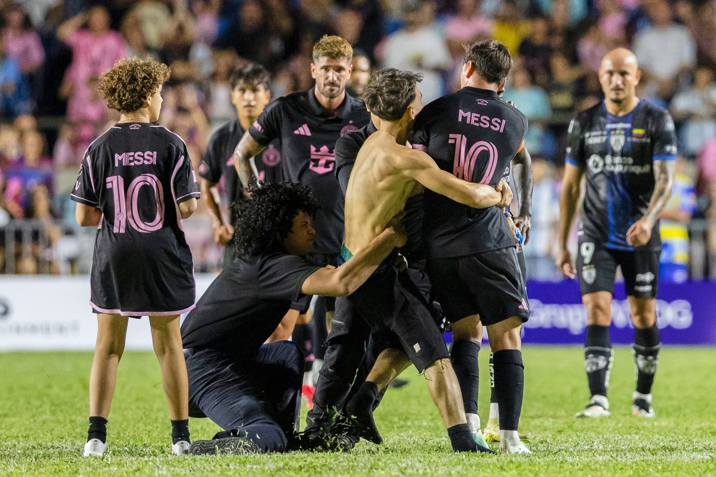 Lionel Messi knocked down as fans storm the pitch during Inter Miami friendly in Puerto Rico | iNFOnews.ca