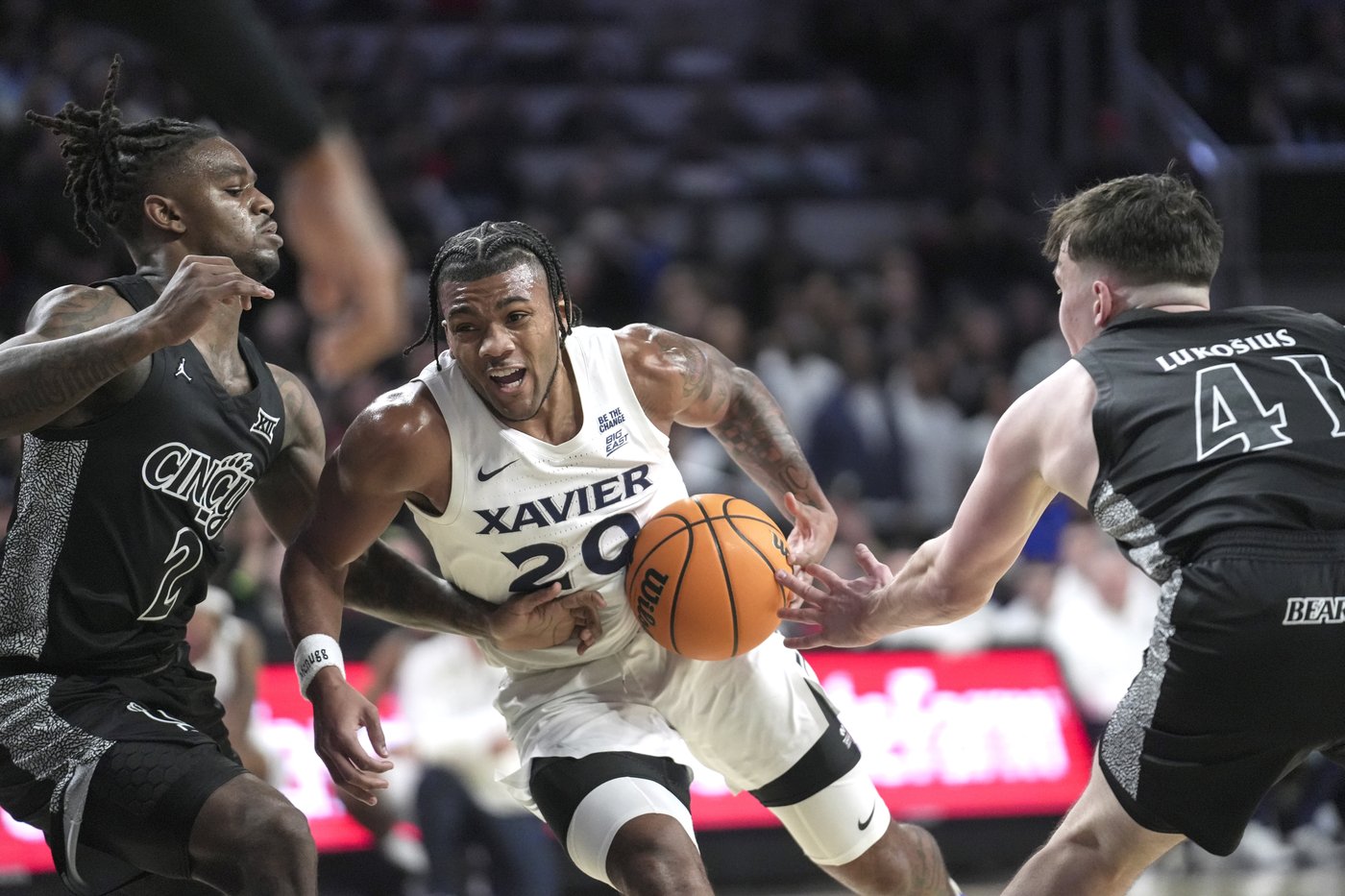 No. 22 Cincinnati beats Xavier 68-65 and snaps a 5-game losing streak against its crosstown rival | iNFOnews.ca No. 22 Cincinnati beats Xavier 68-65 and snaps a 5-game losing streak against its crosstown rival | iNFOnews.ca