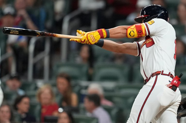Braves blast 3 homers as Chris Sale shines in a 6-0 opening-night win over the Royals | iNFOnews.ca